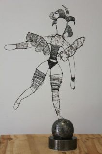 <b>Petite sculpture </b>représentant un ange tout en <b>métal </b>sur boule <b>d'acier</b>