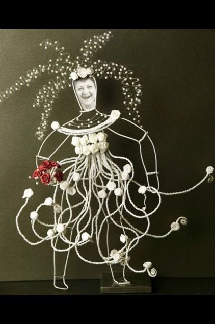 <b>Petite sculpture </b>représentant une mariée dans sa robe de perles blanches semblant être dessinée par <b>Christian Lacroix </b>que j'admire comme <b>créateur</b>